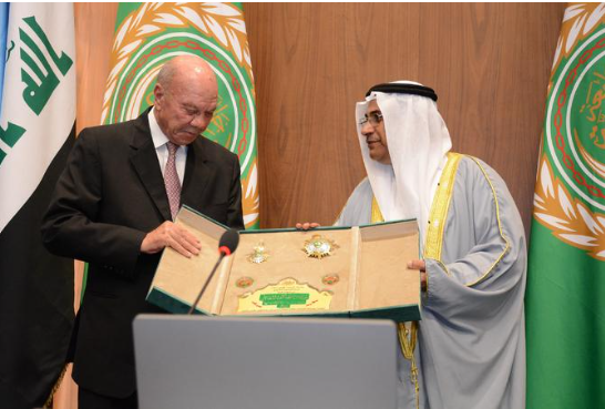 البرلمان العربي يمنح الفايز وسام التميز العربي