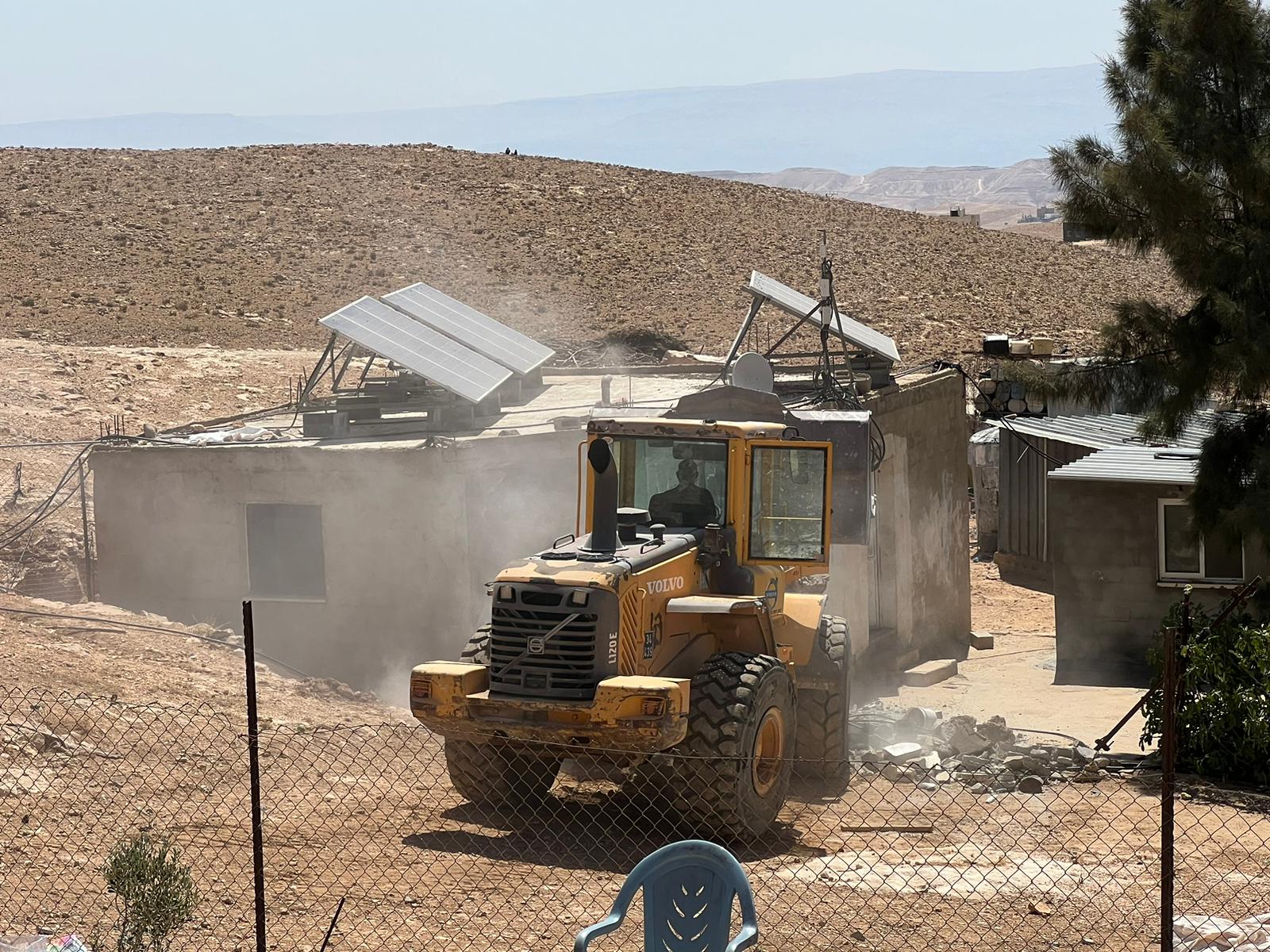 الاحتلال يهدم ثلاثة مساكن ومنشآت جنوب الخليل