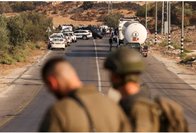 الاحتلال يطلق النار على فلسطيني بدعوى طعن جندي بالخليل