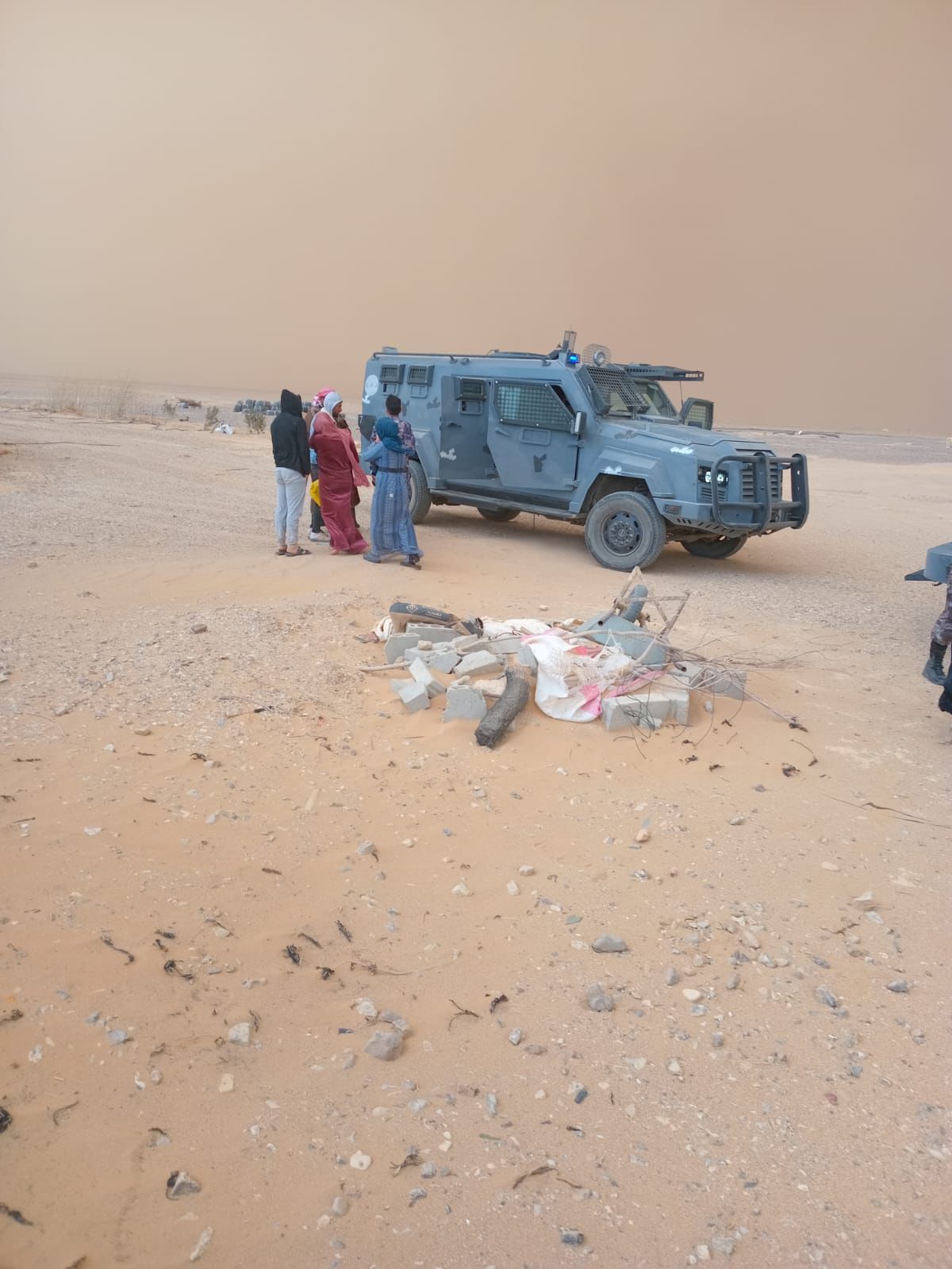 إخلاء عدد من مرتبات الأمن العام حوصروا بسبب الغبار الكثيف في منطقة الجفر ( ظهروا في فيديو متداول )