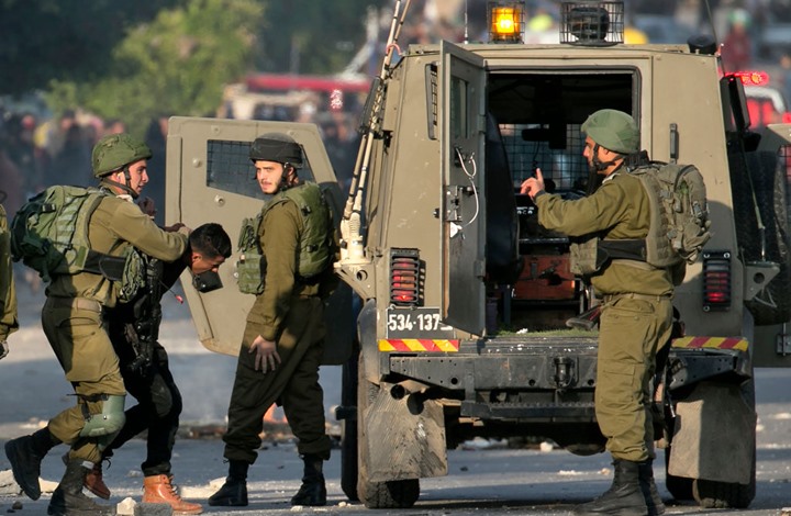 الاحتلال يعتقل 40 فلسطينياً من الضفة