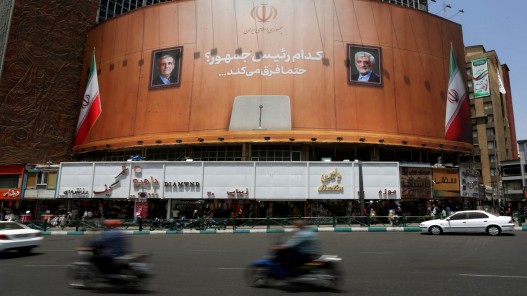 الإيرانيون يختارون رئيساً بين الإصلاحي بيزشكيان والمحافظ المتشدد جليلي