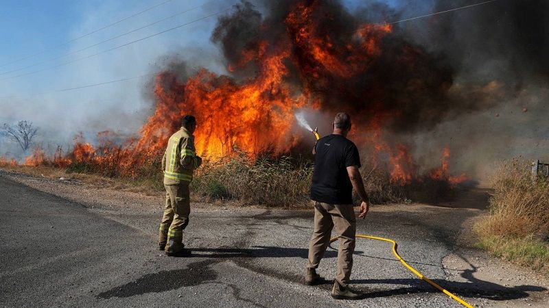 فرق الاطفاء تفشل بالسيطرة على حريق بمستوطنة بعد قصف لحزب الله 