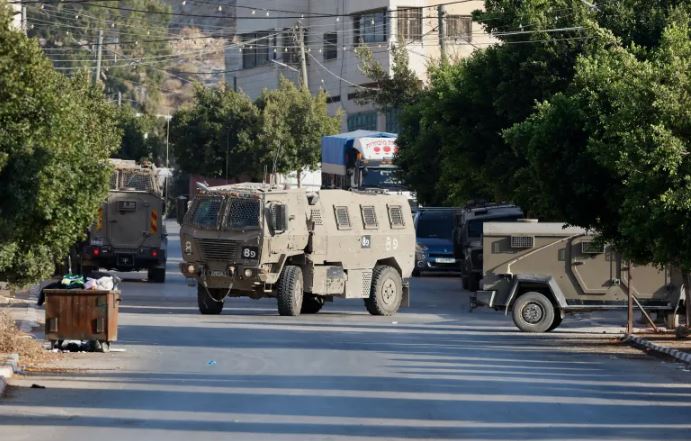 الاحتلال يقتحم مدن الضفة ويفجر محال تجارية لأسير فلسطيني