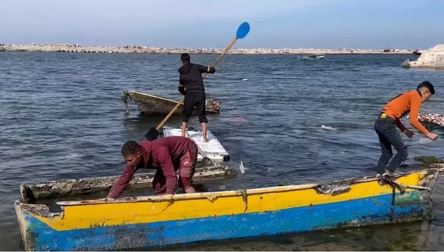 صيادون بلا قوارب في غزة ..  وإبحار مميت لانتزاع لقمة العيش