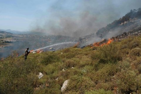 اندلاع حرائق بالجليل الأعلى إثر سقوط صواريخ 