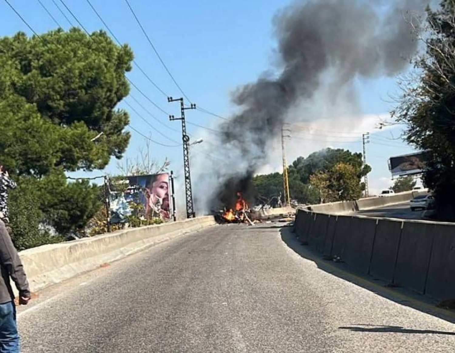 قتيل في غارة "إسرائيلية" على حافلة صغيرة محمّلة بالذخيرة قرب بيروت