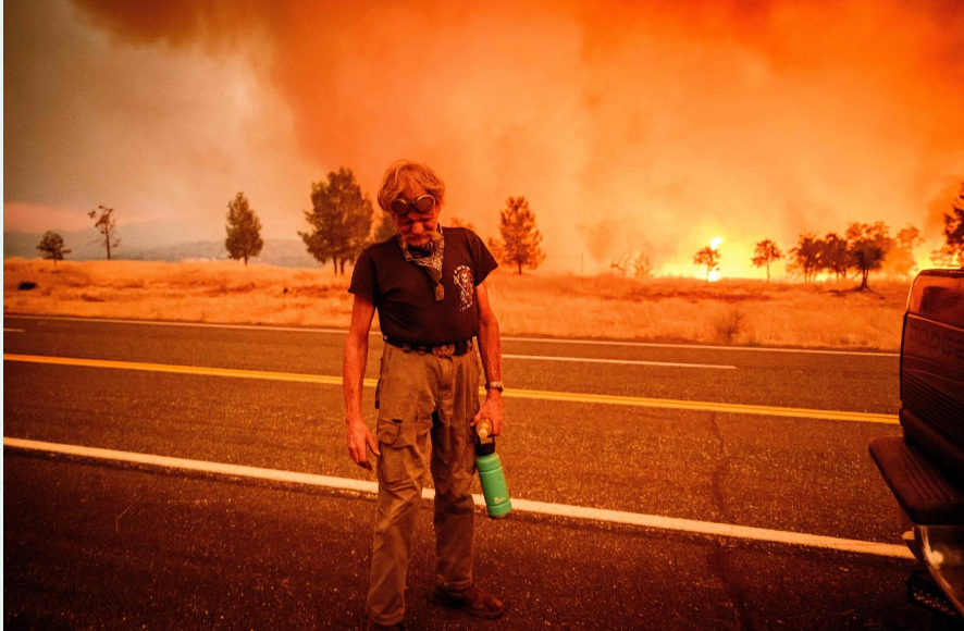 حريق غابات ضخم يجبر آلافاً على مغادرة منازلهم في كاليفورنيا
