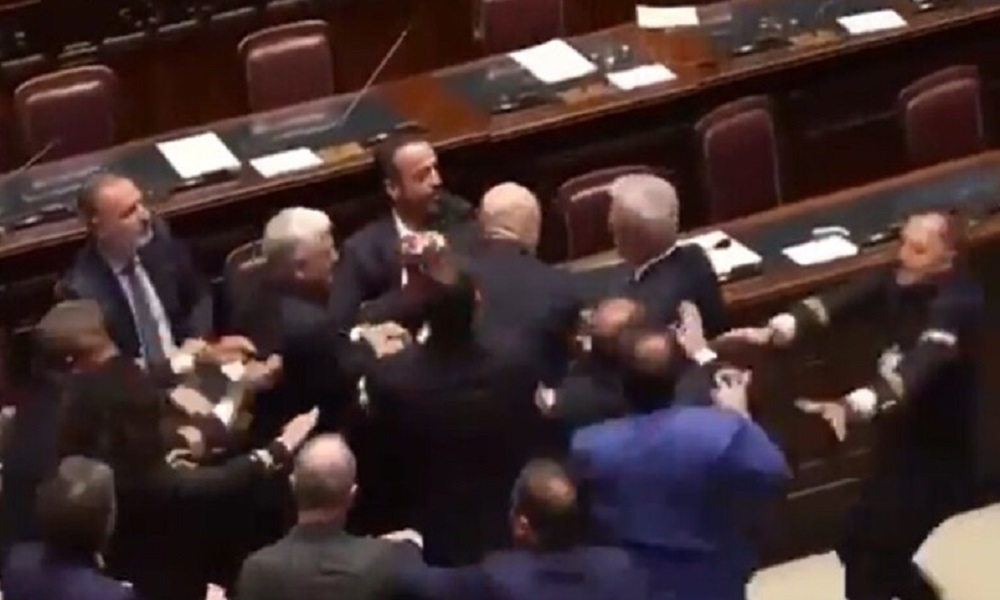 فوضى كبيرة وعراك داخل البرلمان الإيطالي - فيديو 