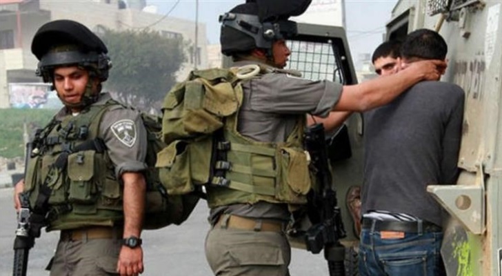 الاحتلال يعتقل 3 فلسطينيين من الخليل