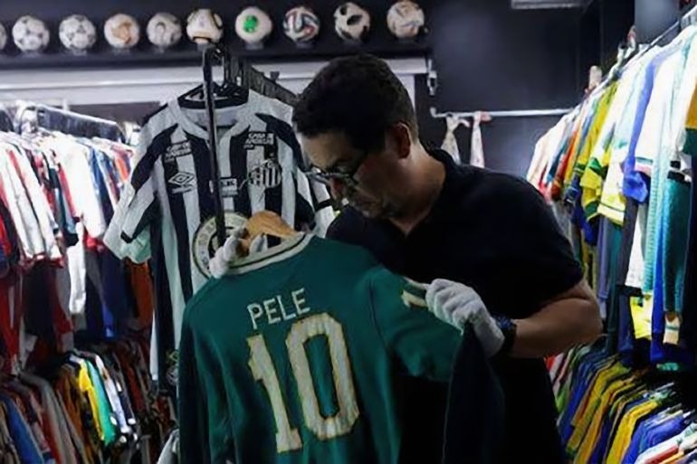 مشجع برازيلي يدخل التاريخ باقتناء 6101 قميص لكرة القدم
