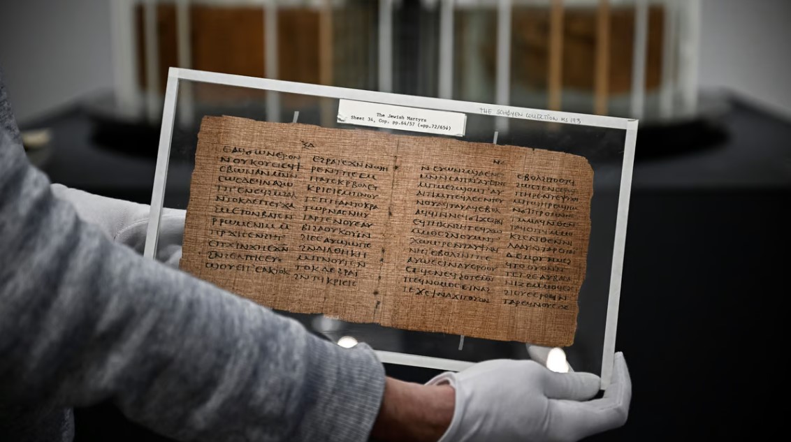 اكتشفت في مصر ..  بيع مخطوطة "من أقدم كتب العالم" بنحو 4 ملايين دولار