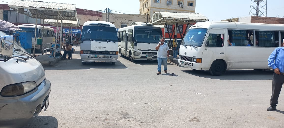 معاناة يومية لطلاب الجامعات على خط عمان - دير علا بسبب ممارسات سائقي الباصات العامة 