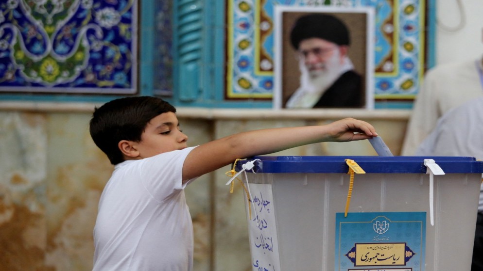 الإيرانيون يصوتون في انتخابات رئاسية يأمل مرشح إصلاحي تحقيق اختراق فيها