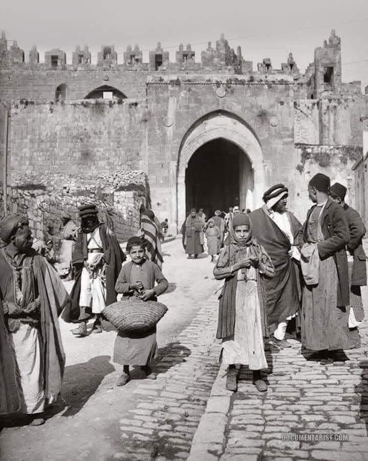 بوابة دمشق ، في القدس ايام الدولة العثمانيه سنه 1917م ..