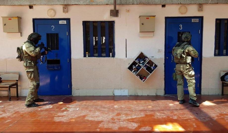 "قدَّموا لهم طعامًا فاسدًا" ..  تسمُّم أسرى فلسطينيين في سجن "عتصيون" الصّهيونيّ 