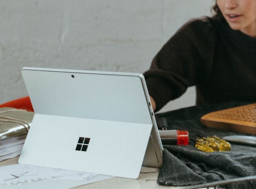 مايكروسوفت تكشف عن لمحات أولية لجهازي Surface Laptop 8 و Surface Pro 12