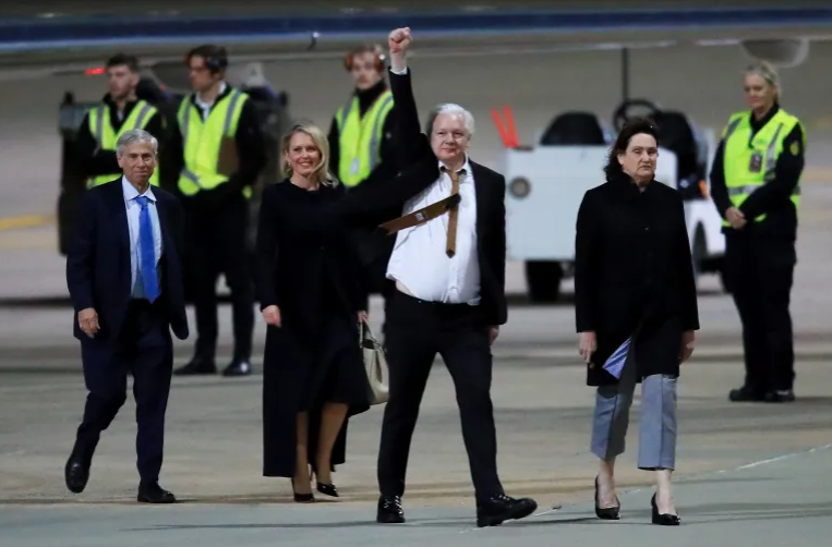 أسانج يصل أستراليا بعد إطلاق سراحه