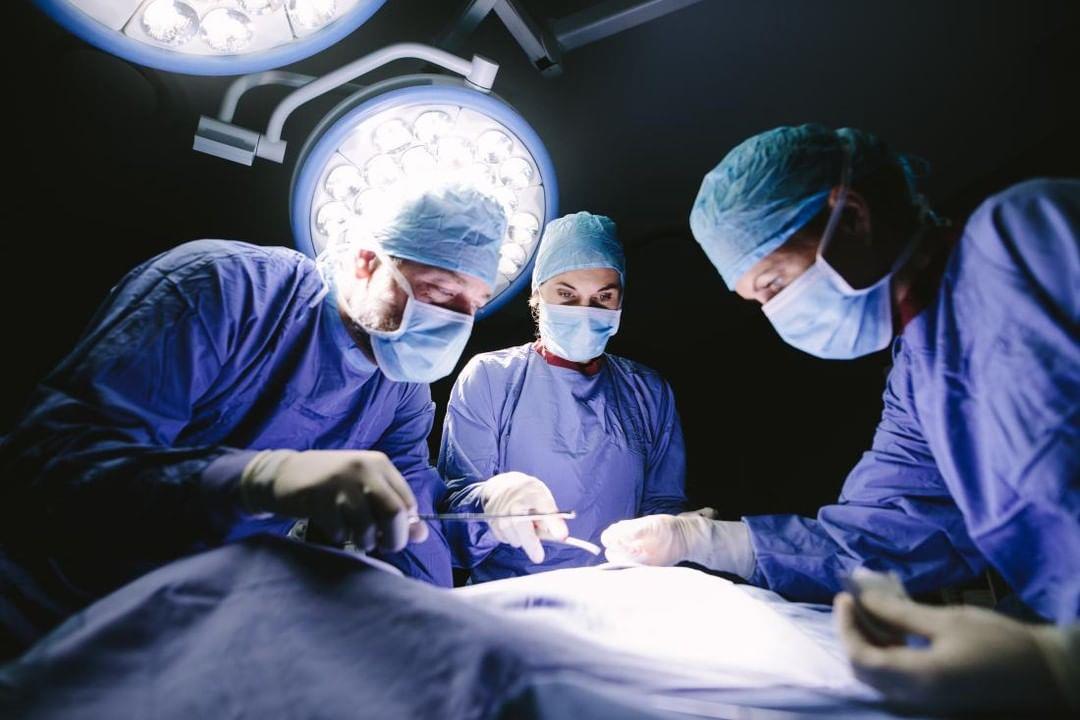أطباء ينسون أداة جراحية بحجم طبق كبير في جسم امرأة نيوزيلندية