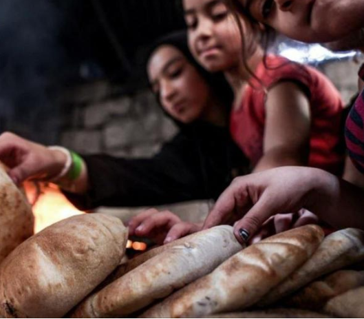 في غزَّة ..  تحصيلُ رغيف الخبز مهمَّةٌ صعبة تستنزفُ الوقت والمال