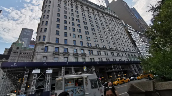 سقط من فندق فاخر بمانهاتن ..  غموض يلف مقتل رجل أعمال شهير