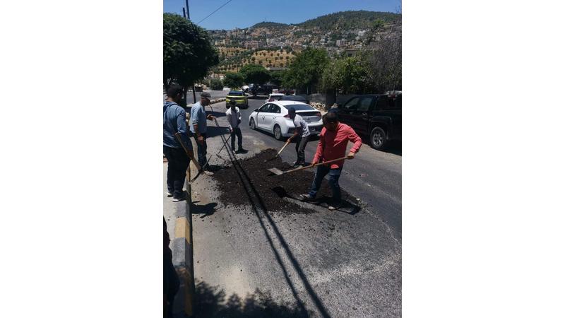 بلدية عجلون تباشر بصيانة عدد من الطرق وتنفذ حملات نظافة