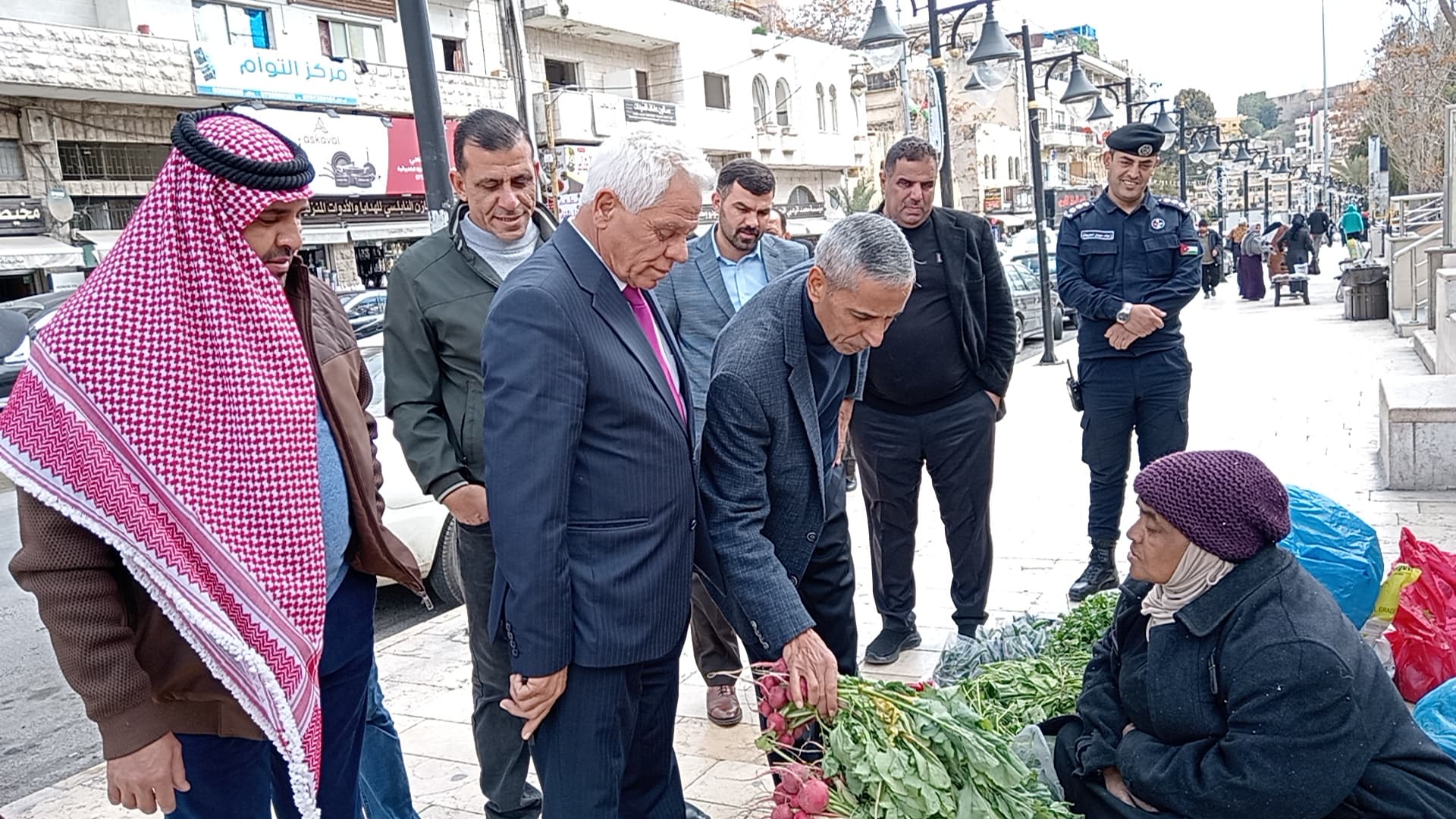 محافظ البلقاء ورئيس بلدية السلط يتفقدان الأسواق استعدادًا لشهر رمضان المبارك