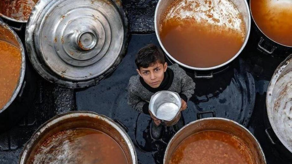 شحُّ الدَّقيق وغلاء الأسعار ..  حرب ثانية يعيشها النَّازحون جنوب القطاع