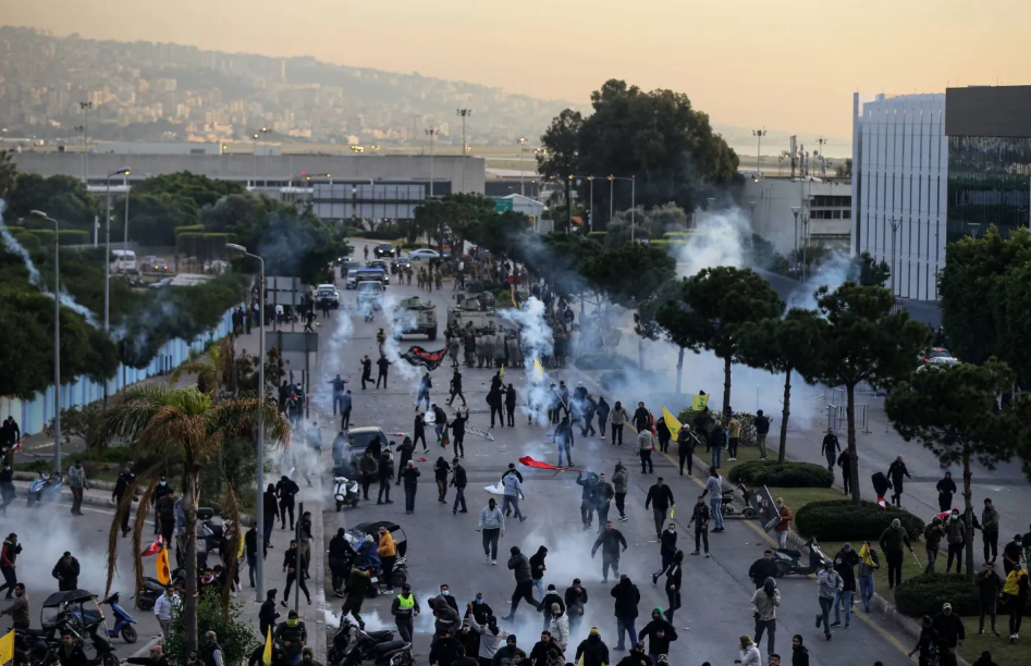 "حزب الله" يطالب الجيش للتحقيق في الاعتداء على المعتصمين قرب مطار بيروت