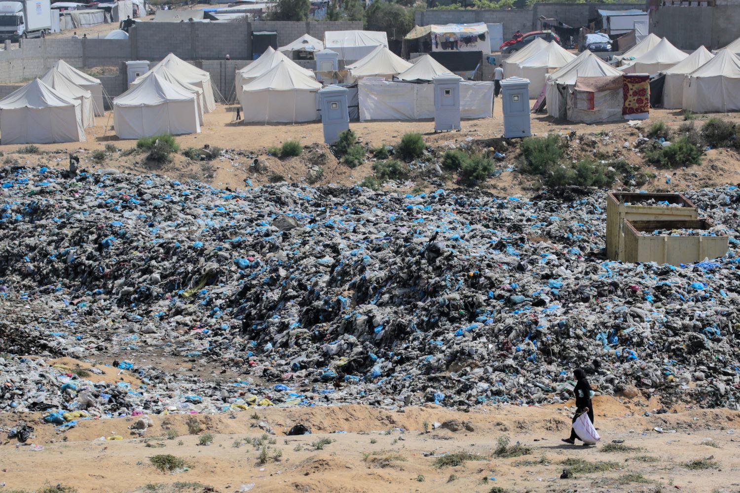 المياه العادمة تهدد حياة النازحين في غزة