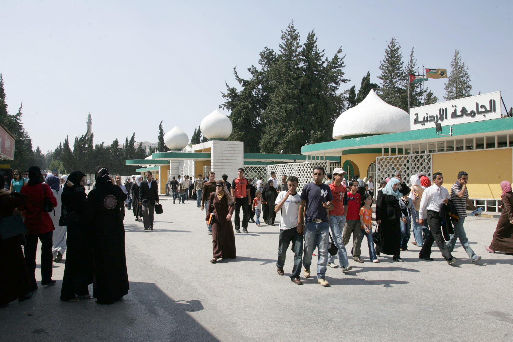 "طلبة الجامعة الأردنية الجدد عالقون على أبواب الحرم الجامعي بسبب تأخير البطاقات"