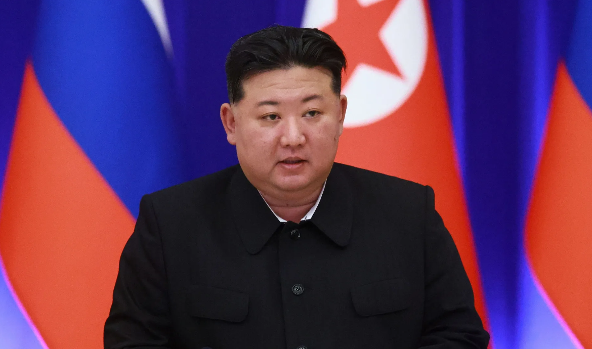 بـ"الدبابيس" ..  تبجيل الزعيم كيم جونغ أون في كوريا الشمالية