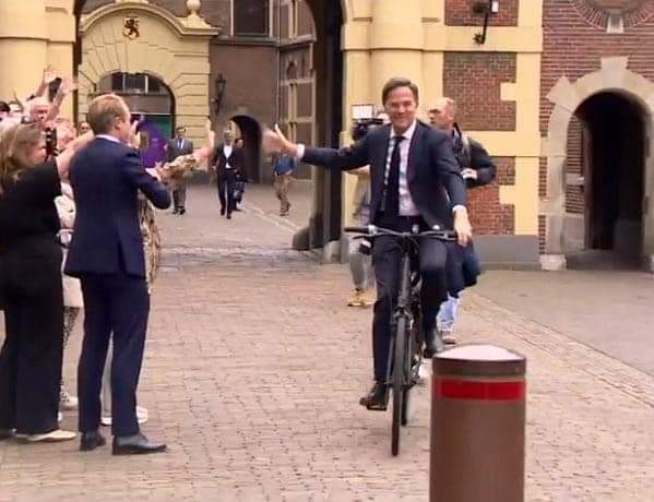 بعد 14 عاما ..  رئيس وزراء هولندا يغادر منصبه على "دراجة هوائية"