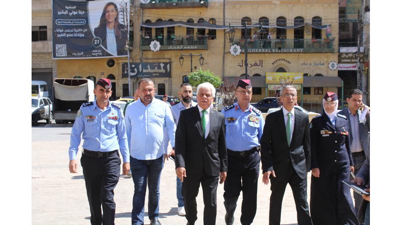 محافظ البلقاء ورئيس بلدية السلط الكبرى ومدير شرطة البلقاء في جولة ميدانية بوسط مدينة السلط للاطلاع على احتياجات المواطنين