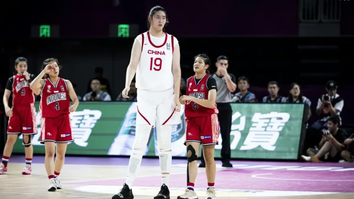 عمرها 17 عامًا وطولها 2.20 متر ..  من هي نجمة كرة السلة الصينية زانغ زيو؟