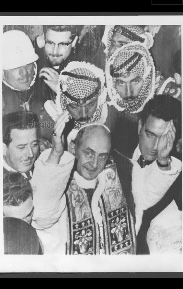 بابا الفاتيكان بولس السادس يزور الأردن وهنا خلال زيارته إلى القدس ويحرسه أفرادا من الجيش الأردني 4 كانون الثاني من عام 1964
