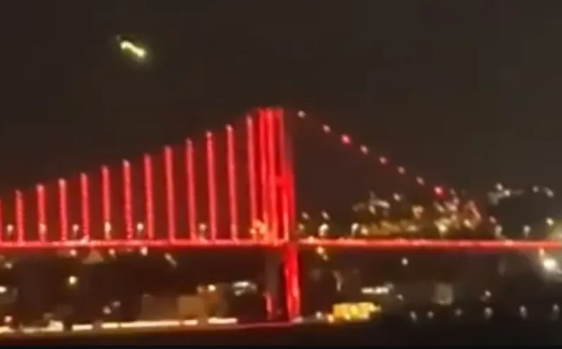 فيديو  ..  ماذا شاهد سكان إسطنبول في سماء مدينتهم؟
